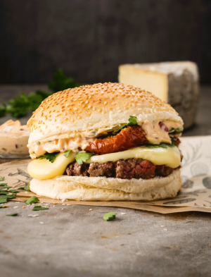 Le Big Fernand, le burger à la viande charolaise ou limousine et à la tomme des montagnes au lait cru sur Valence (Drôme)