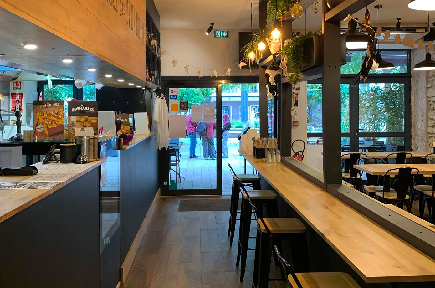 Espace d'attente et comptoir du Big Fernand, le restaurant de burgers et hot-dogs à Valence (Drôme)